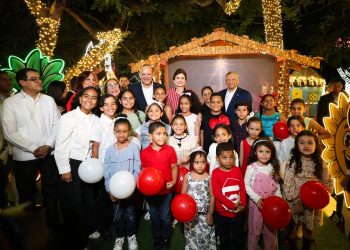 Raquel Peña enciende la magia navideña con la apertura oficial de Villa Navidad en Santiago