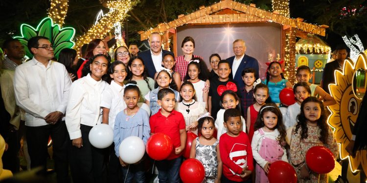 Raquel Peña enciende la magia navideña con la apertura oficial de Villa Navidad en Santiago