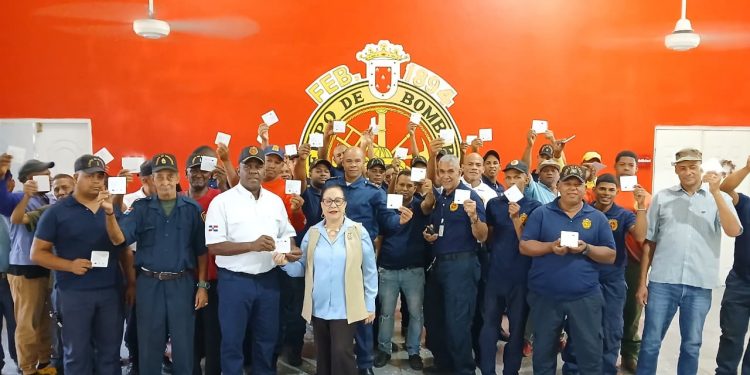 Rosa Santos refuerza apoyo social con entrega de bonos navideños a sectores vulnerables de Santiago