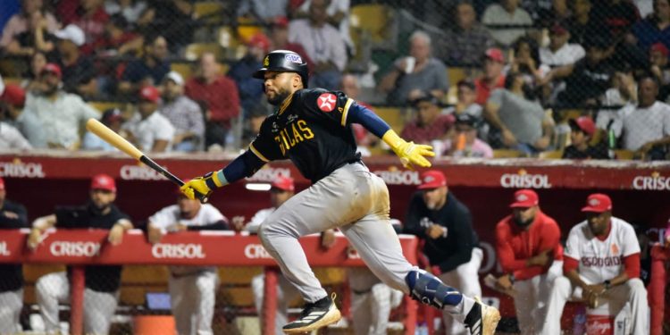 Águilas sostienen el liderato tras dividir con Escogido; Gigantes y Estrellas aprietan la pelea