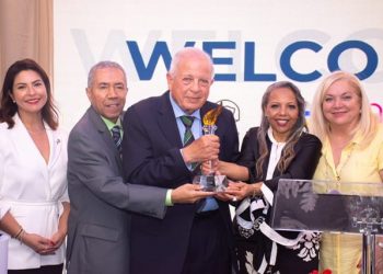 RoseMaryNews distingue a Tomás Regalado con la “Antorcha de la Democracia” en solemne ceremonia en Doral