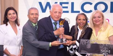 RoseMaryNews distingue a Tomás Regalado con la “Antorcha de la Democracia” en solemne ceremonia en Doral