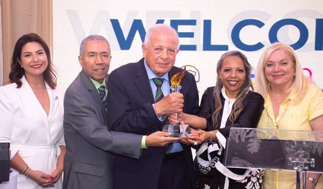 RoseMaryNews distingue a Tomás Regalado con la “Antorcha de la Democracia” en solemne ceremonia en Doral