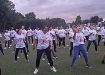 Zumba y dominó despiden el año con masiva celebración comunitaria en Santiago