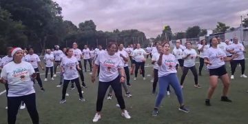 Zumba y dominó despiden el año con masiva celebración comunitaria en Santiago