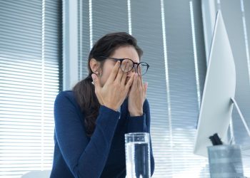 Especialistas advierten sobre los riesgos de frotarse los ojos de forma habitual