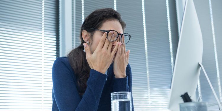 Especialistas advierten sobre los riesgos de frotarse los ojos de forma habitual