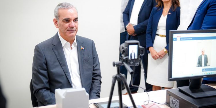 Presidente Abinader encabeza el lanzamiento del nuevo pasaporte electrónico de la República Dominicana