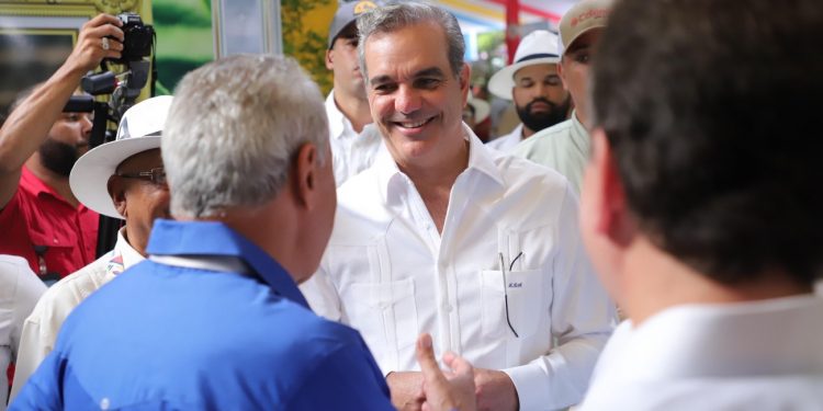 Abinader impulsa educación, agua potable y comercio con nuevas inauguraciones en San Juan