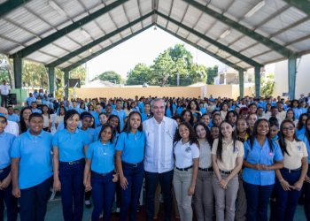 Abinader impulsa educación fronteriza con 400 becas y expansión académica en Dajabón