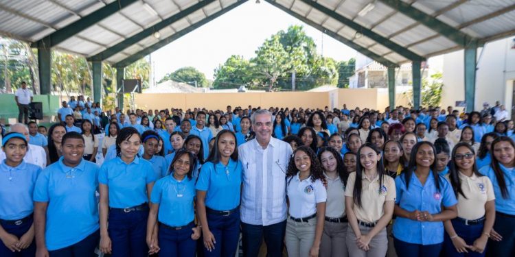 Abinader impulsa educación fronteriza con 400 becas y expansión académica en Dajabón
