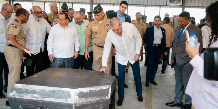Abinader impulsa hito histórico con la presentación del primer blindado militar ensamblado en el país