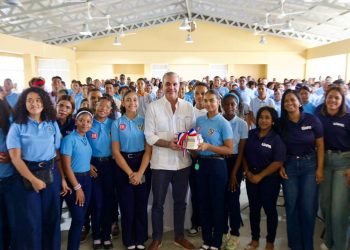 Abinader motiva a la juventud de Neiba a transformar su futuro a través de becas universitarias