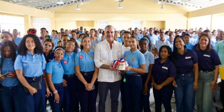 Abinader motiva a la juventud de Neiba a transformar su futuro a través de becas universitarias