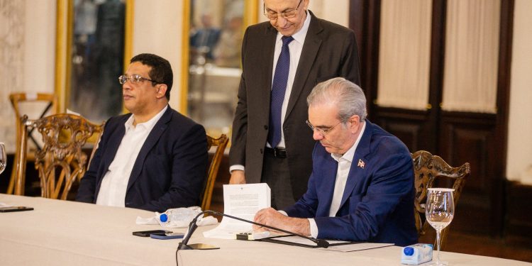Abinader pone en marcha el nuevo reglamento de contrataciones y refuerza la transparencia estatal