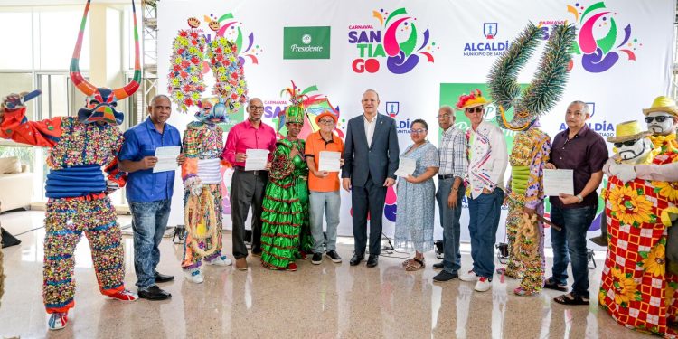 Alcaldía de Santiago refuerza respaldo al Carnaval 2026 con aporte millonario a grupos de lechones