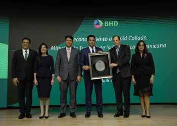 Banco BHD distingue a David Collado por consolidar el liderazgo turístico dominicano