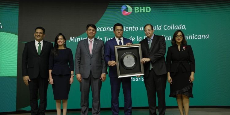 Banco BHD distingue a David Collado por consolidar el liderazgo turístico dominicano