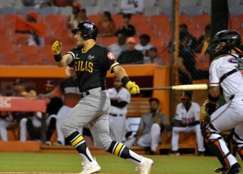 Águilas presionan la clasificación y Junior Lake define dramático triunfo escarlata