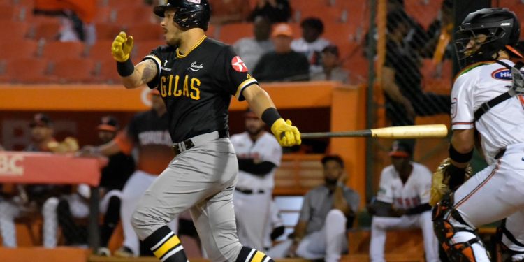Águilas presionan la clasificación y Junior Lake define dramático triunfo escarlata