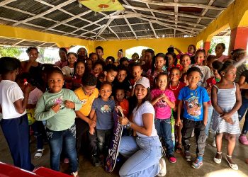 Daquelin Castro comparte alegría del Día de Reyes con niños de El Manantial