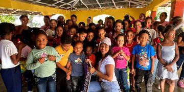 Daquelin Castro comparte alegría del Día de Reyes con niños de El Manantial
