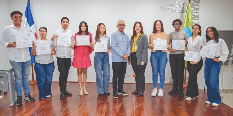ETED impulsa la educación superior con ampliación de su programa de becas internas