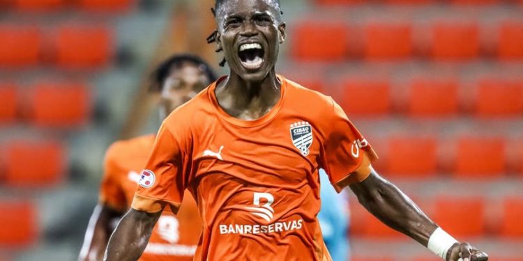 Reyes rescata a Cibao FC con doblete agónico ante Salcedo FC