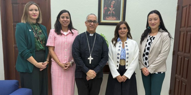 Embajadora de Estados Unidos sostiene encuentro institucional con la Arquidiócesis de Santiago