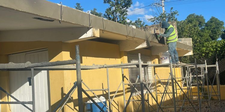 Infraestructura Escolar refuerza mantenimiento 24/7 y avanza en más de 40 centros del Cibao Norte