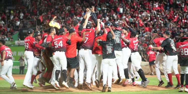 Leones del Escogido imponen su ley y levantan la corona 18 del béisbol dominicano