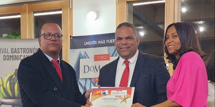 Periodista dominicano es homenajeado en Madrid por su aporte a la comunicación