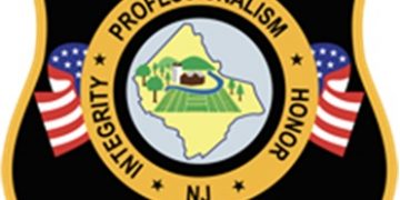 Policía falso en un automovil acosa conductores en Raritan-Nueva Jersey; dominicanos conducen por allí