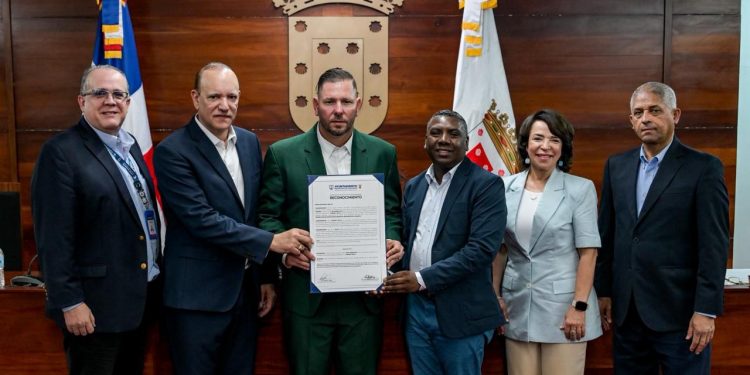 Santiago honra a Yunesky Maya como Hijo Adoptivo por su legado deportivo y humano