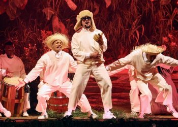 Bad Bunny podría marcar un antes y un después en los Grammy con Debí tirar más fotos