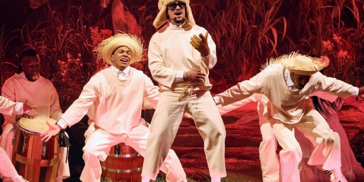 Bad Bunny podría marcar un antes y un después en los Grammy con Debí tirar más fotos