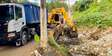Alcaldía de Santiago ejecuta saneamiento en la cañada de Don Pedro para prevenir inundaciones