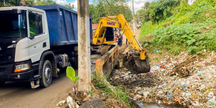 Alcaldía de Santiago ejecuta saneamiento en la cañada de Don Pedro para prevenir inundaciones