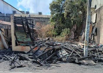Voraz incendio reduce a cenizas histórica vivienda de madera en el centro de Santiago