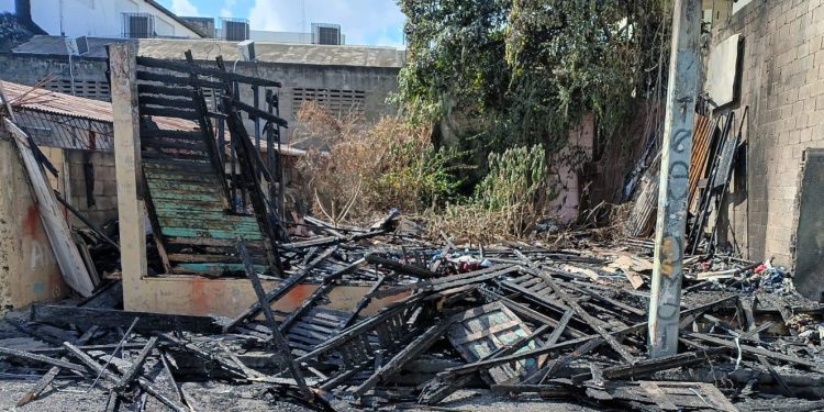 Voraz incendio reduce a cenizas histórica vivienda de madera en el centro de Santiago