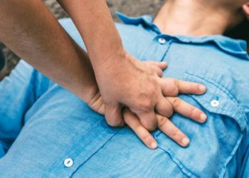 Qué hacer ante una parada cardiaca si no eres sanitario: solo compresiones y actuar rápido