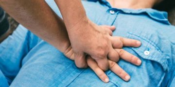 Qué hacer ante una parada cardiaca si no eres sanitario: solo compresiones y actuar rápido