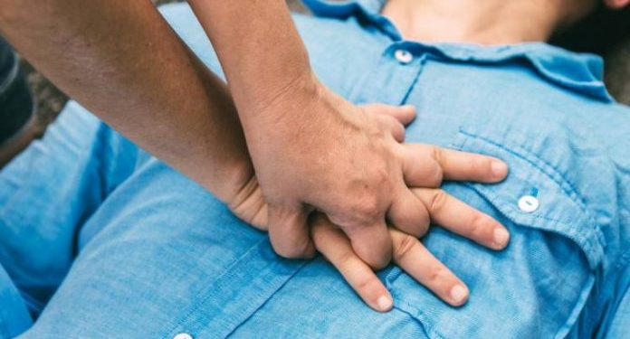 Qué hacer ante una parada cardiaca si no eres sanitario: solo compresiones y actuar rápido