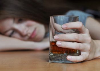 Personas que se embriagan sin beber alcohol: así actúa el síndrome de la autocervecería