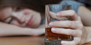 Personas que se embriagan sin beber alcohol: así actúa el síndrome de la autocervecería