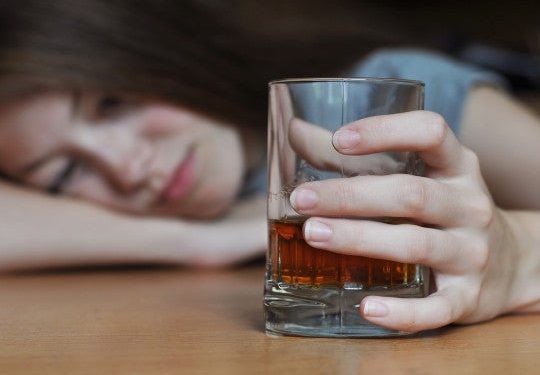 Personas que se embriagan sin beber alcohol: así actúa el síndrome de la autocervecería