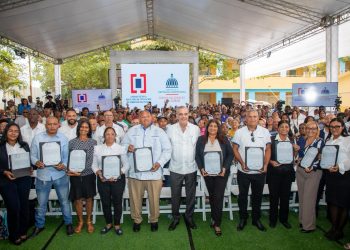 Abinader entrega títulos en El Valiente y transforma décadas de espera en seguridad jurídica