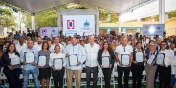 Abinader entrega títulos en El Valiente y transforma décadas de espera en seguridad jurídica