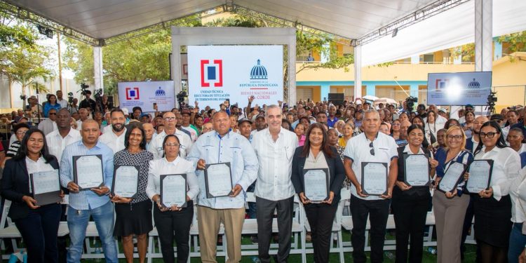 Abinader entrega títulos en El Valiente y transforma décadas de espera en seguridad jurídica