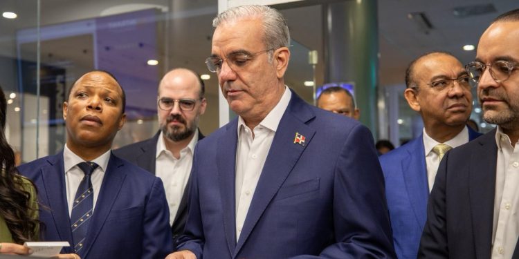 Abinader inaugura nueva era en el sistema de licencias con documento de alta tecnología